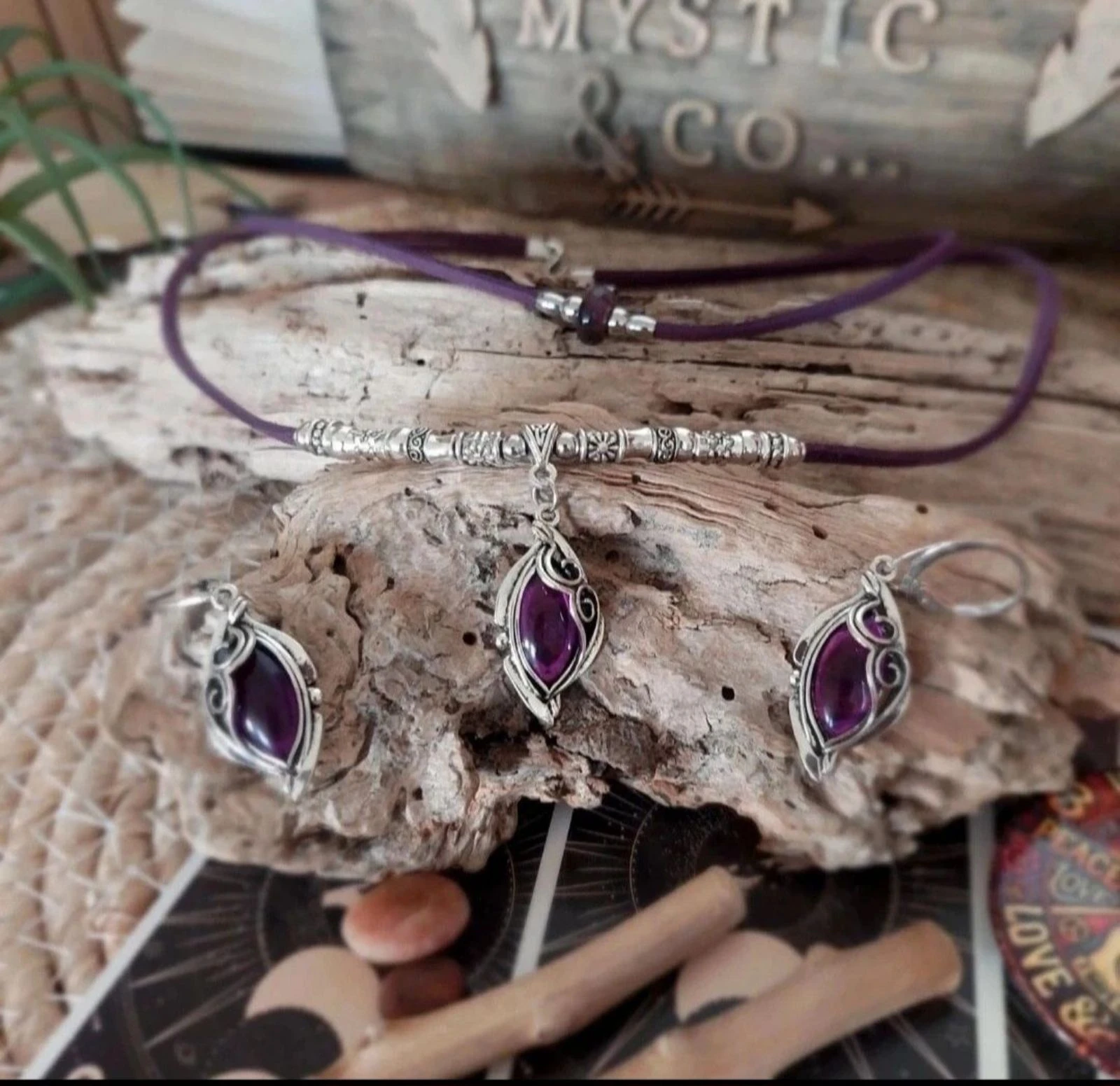 Parure boho místico de dos hilos con cabujón de espiral de resina translúcida violeta – photo 11